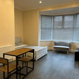 lovely-1-bedroom-apartment-in-kingston-upon-hull.yorkshirehotels.net/